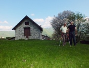 Dai ciliegi in fiore di PIAZZOLI (1183 m.) alla bella Madonnina dei CANTI (1563 m.) il 14 maggio 2013  - FOTOGALLERY